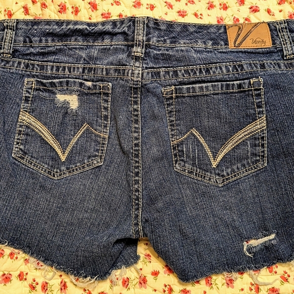 💥 5 for 25 💥 Vanity "Sasha"  size 33 cut off jeans - Picture 2 of 10